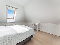 Spacious Holiday Home De Pauwenhof