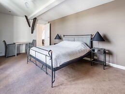 Spacious Holiday Home De Pauwenhof