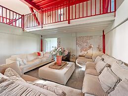 Spacious Holiday Home De Pauwenhof