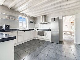 Spacious Holiday Home De Pauwenhof