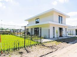 Lakeside Home With a Jetty