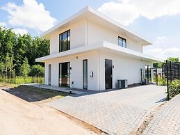 Lakeside Home With a Jetty