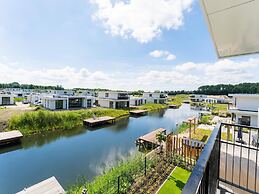 Lakeside Home With a Jetty