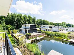 Lakeside Home With a Jetty