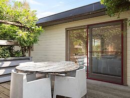 Light and Quiet Chalet With Beautiful Terrace Near Historic Goedereede