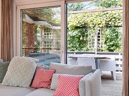 Light and Quiet Chalet With Beautiful Terrace Near Historic Goedereede