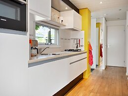 Light and Quiet Chalet With Beautiful Terrace Near Historic Goedereede