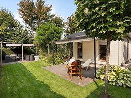 Light and Quiet Chalet With Beautiful Terrace Near Historic Goedereede