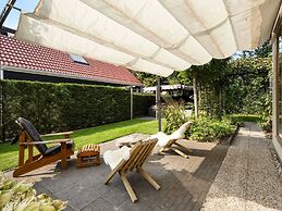 Light and Quiet Chalet With Beautiful Terrace Near Historic Goedereede