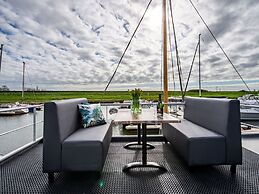 Waterlodge Blue Island on Jetty for 4 People
