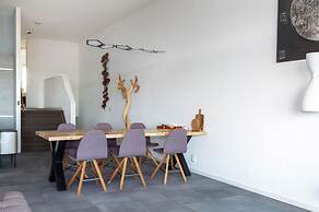 Spacious Flat With Views of the Harbour