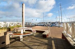 Spacious Flat With Views of the Harbour