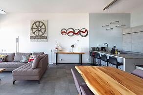 Spacious Flat With Views of the Harbour