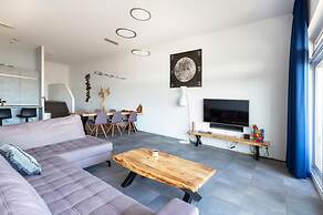 Spacious Flat With Views of the Harbour