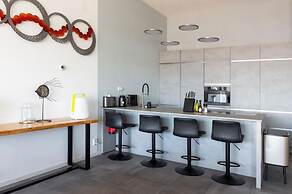 Spacious Flat With Views of the Harbour