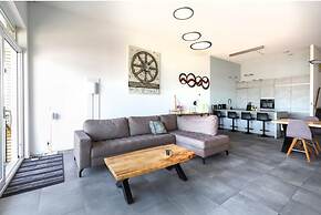 Spacious Flat With Views of the Harbour