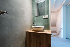 Large, Elegantly Furnished Holiday Home With Lots of Privacy on a Fami