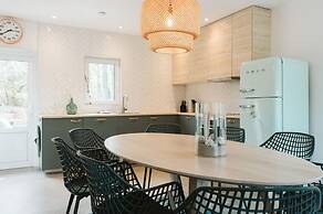 Large, Elegantly Furnished Holiday Home With Lots of Privacy on a Fami