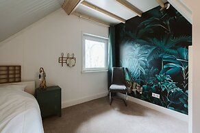 Large, Elegantly Furnished Holiday Home With Lots of Privacy on a Fami