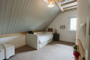 Large, Elegantly Furnished Holiday Home With Lots of Privacy on a Fami