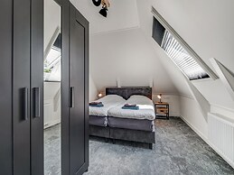 Stylish Farmhouse With Spa Tub