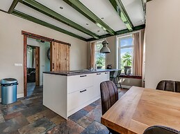 Stylish Farmhouse With Spa Tub
