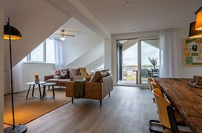 Beautiful Penthouse Spacious Balcony Unobstructed View Over the Polder