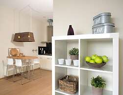 Modern Apartment Overlooking the Harbor