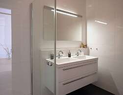 Modern Apartment Overlooking the Harbor