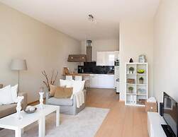 Modern Apartment Overlooking the Harbor