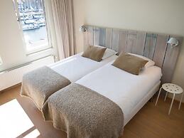 Modern Apartment Overlooking the Harbor