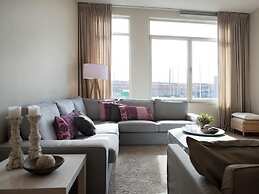 Modern Apartment Overlooking the Harbor