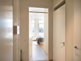 Modern Apartment Overlooking the Harbor