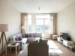 Modern Apartment Overlooking the Harbor