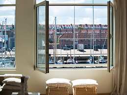 Modern Apartment Overlooking the Harbor
