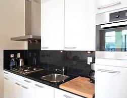 Modern Apartment Overlooking the Harbor