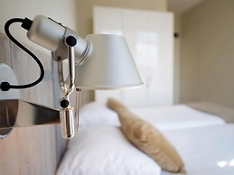 Modern Apartment Overlooking the Harbor