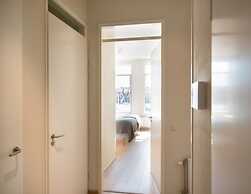 Modern Apartment Overlooking the Harbor