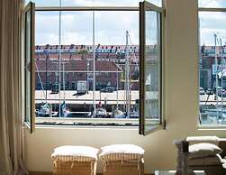 Modern Apartment Overlooking the Harbor