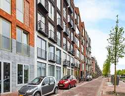 Modern Apartment Overlooking the Harbor