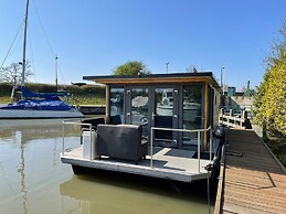 Waterfront Houseboat Near the Centre