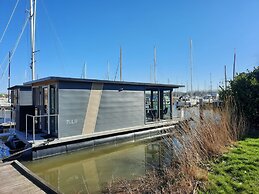 Waterfront Houseboat in Monnickendam Near the Centre