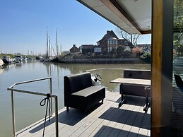 Waterfront Houseboat Near the Centre