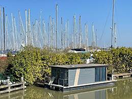 Waterfront Houseboat Near the Centre