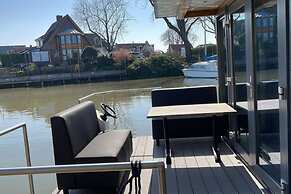 Waterfront Houseboat Near the Centre