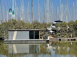 Waterfront Houseboat Near the Centre