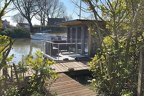 Waterfront Houseboat Near the Centre