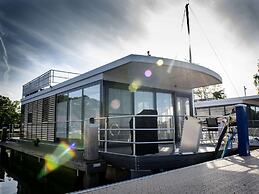 Houseboat With Roof Terrace and Beautiful View