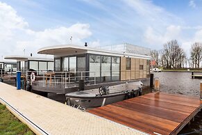 Houseboat With Stunning Views