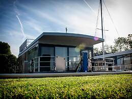 Houseboat With Roof Terrace and Beautiful View